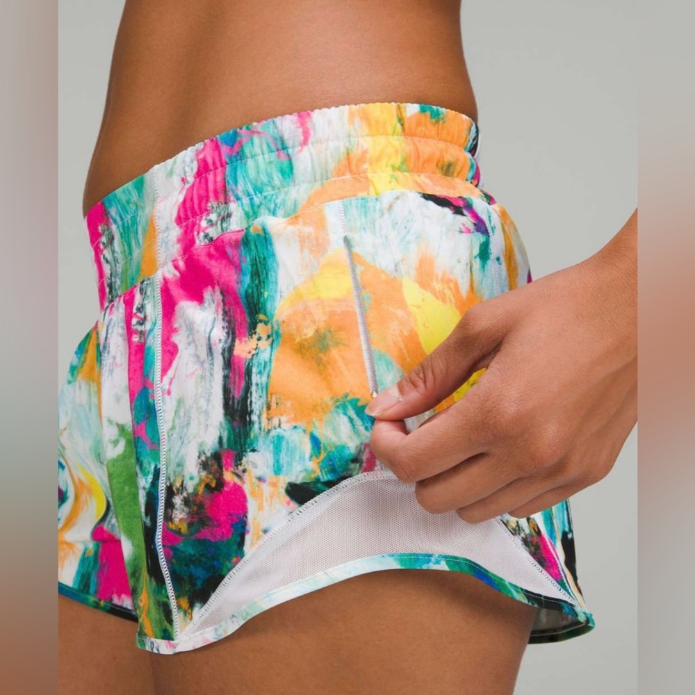 Lululemon NWT Hotty Hot Shorts Low Rise Lined 2.5” No Limit White Multi Color 10